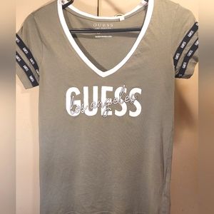 Guess Graphic T-shirt V-neck Size Large Green White Trim Excellent 💚